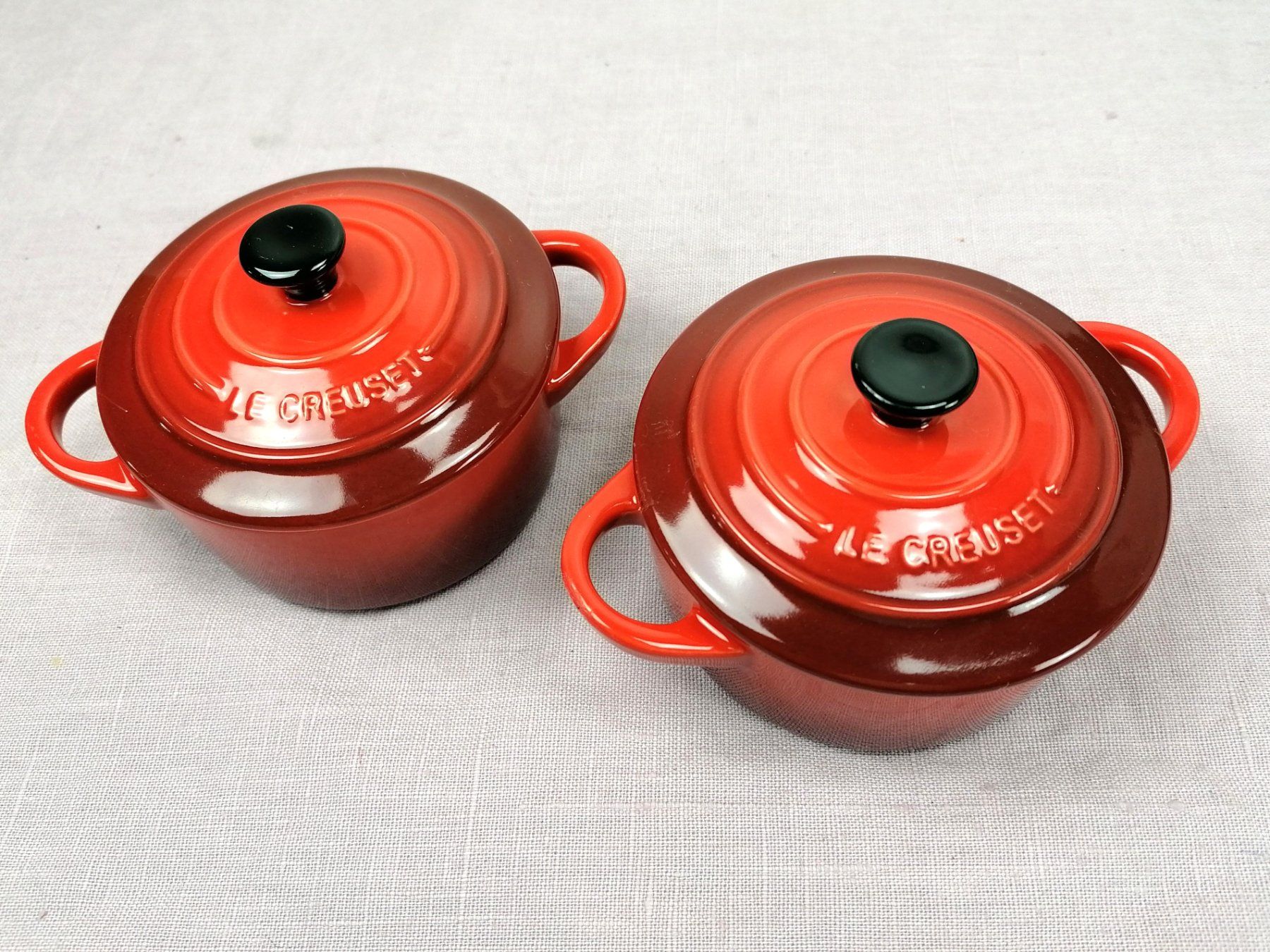 Le Creuset Töpfe: 2 dekorative Mini-Kochtöpfe Le Creuset – Gebraucht aus Köniz von Brockenreich