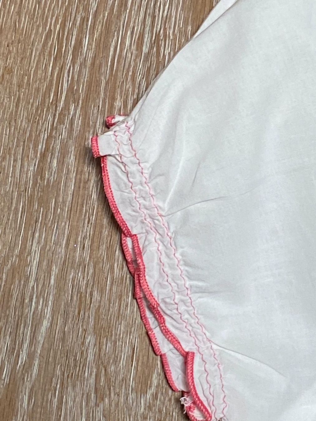 H&M Camicette, T-shirt & Top: Joli top blanc avec broderies 'H&M' – Usato da Grund b. Gstaad venduto da PlageNeige 4