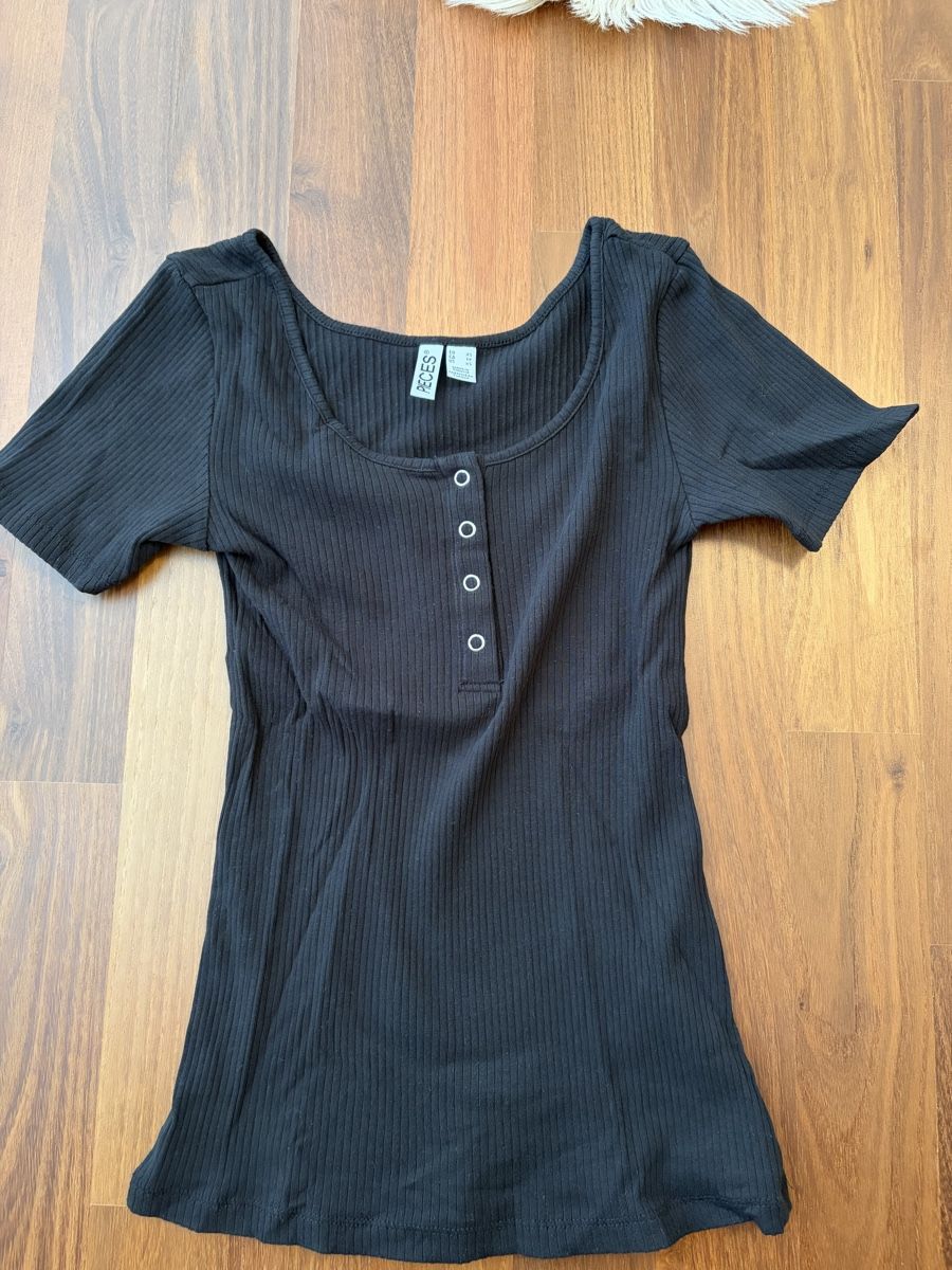 T-shirt: Basic Tshirt – Usato da Henau venduto da martina_1998 3