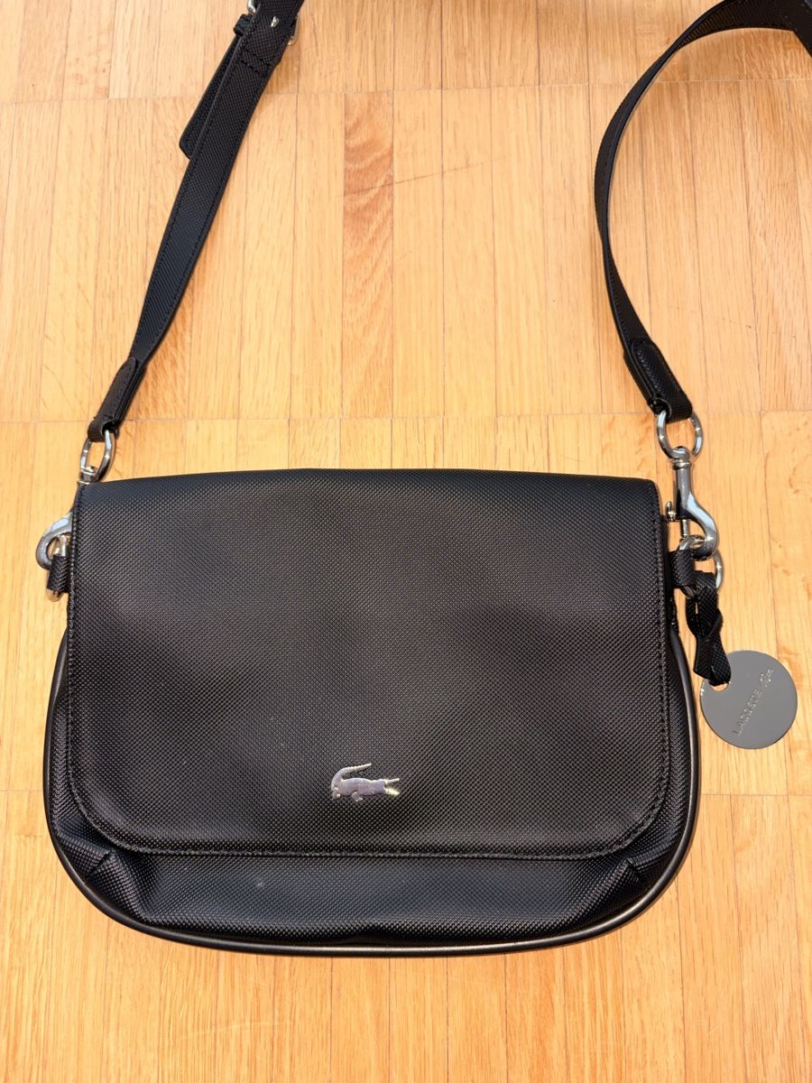 Lacoste Taschen für Damen: Schwarze Lacoste Umhängetasche – Gebraucht aus Winterthur von Davidloetscher