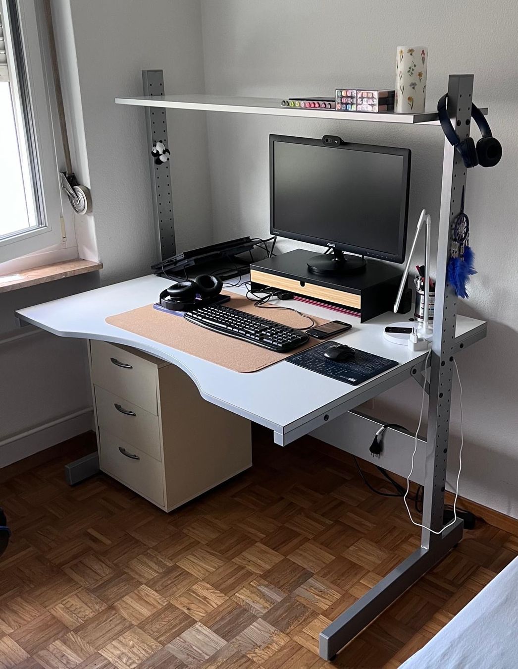 Bureaux: Desk with Shelf / Schreibtisch mit Ablage – D'occasion à Zürich par and_c8hb