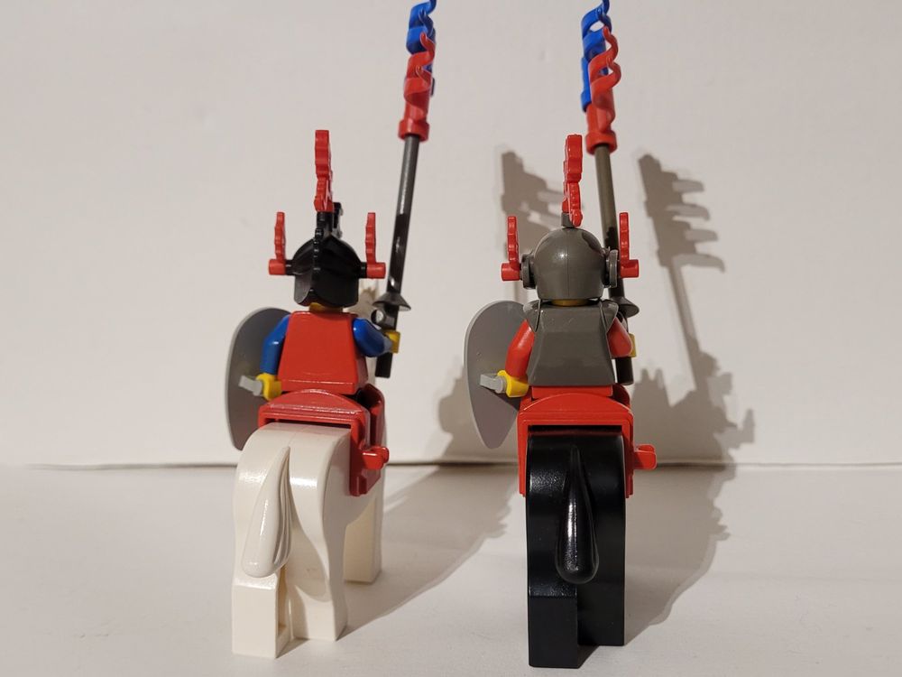 2x Chevaliers Lego Castle Vintage Dragon + Drapeaux. Top ! 5