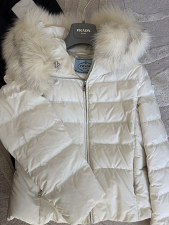 Prada Daunenjacke weiss mit Pelzbesatz n