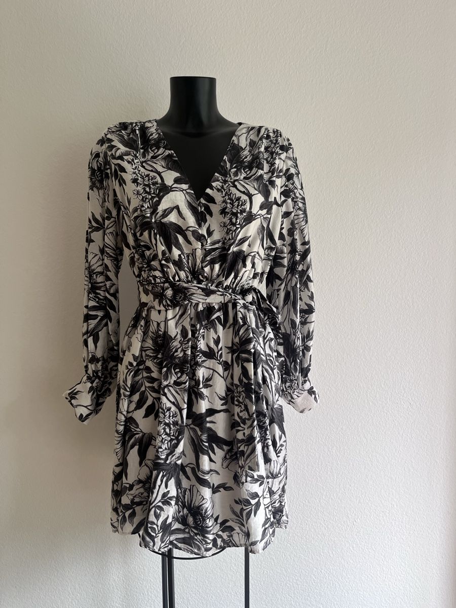 H&M Robes: H&M Kleid Blumenmuster V-Ausschnitt Gr S neu – Neuf (Voir description) à Baden par Didi_sunshine