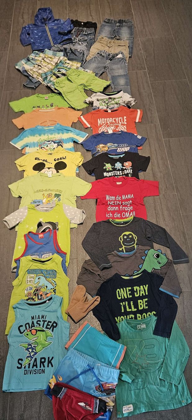 Kleiderpakete & -sets: Kinderkleidung Konvolut Grösse 104/110 – Gebraucht aus Rotkreuz von Kaffitanteli