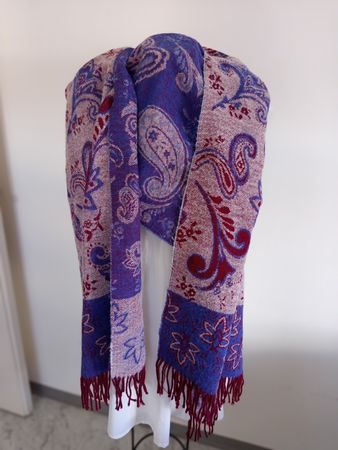 Pashmina Schal violett rot mit Paisley Muster.