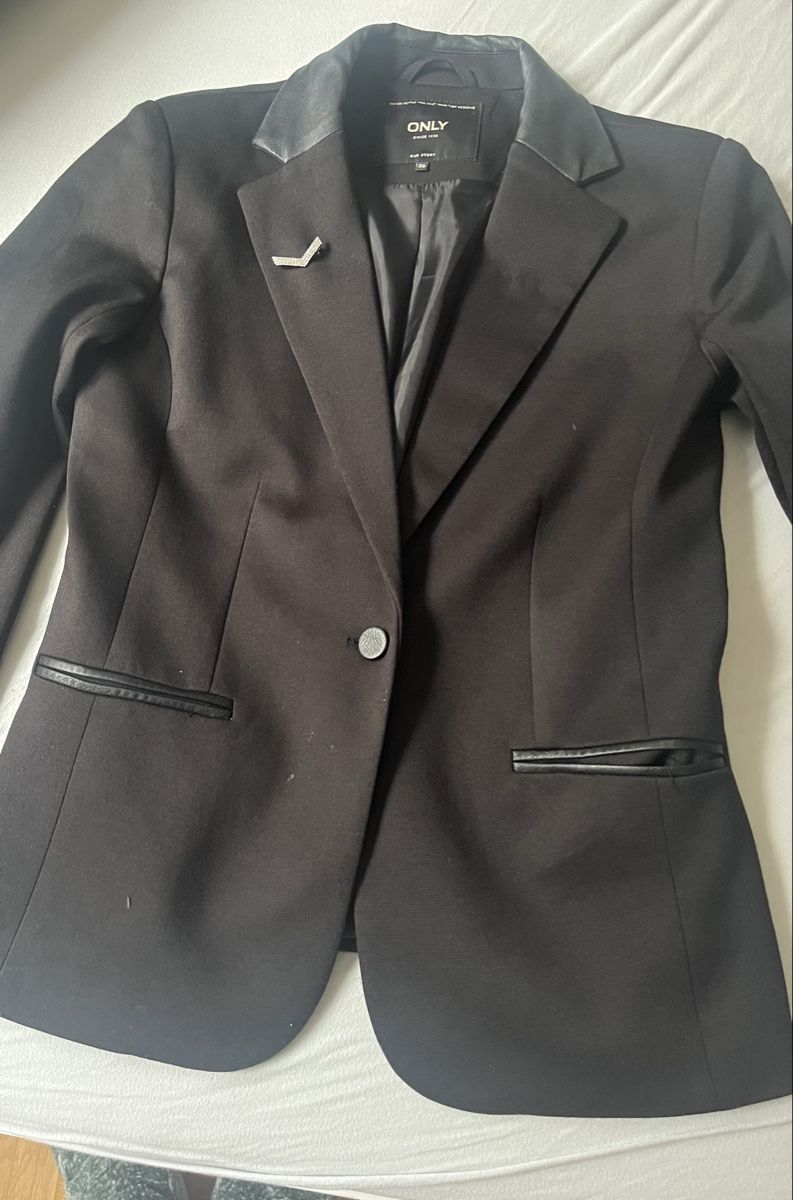 Only Vestes: Schwarzer Blazer ONLY Gr. 36 mit Kunst Lederdetails – D'occasion à Baden par Sandra148 1