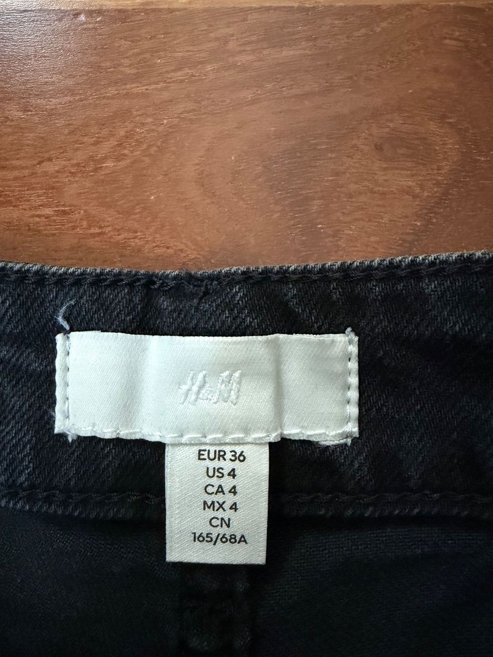 H&M Jeans: Jeans Shorts, H&M, Gr. 36, black – Nuovo (secondo la descrizione) da Biberstein venduto da Miana2 2