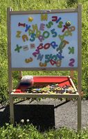 Magnetische Tafel mit Buchstaben