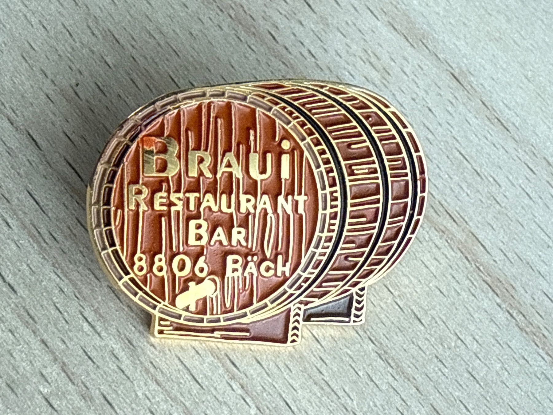 Placchette & Badge: Pin  Braui Restaurant Bar  Bächi – Usato da Glattbrugg venduto da Schweigmatt