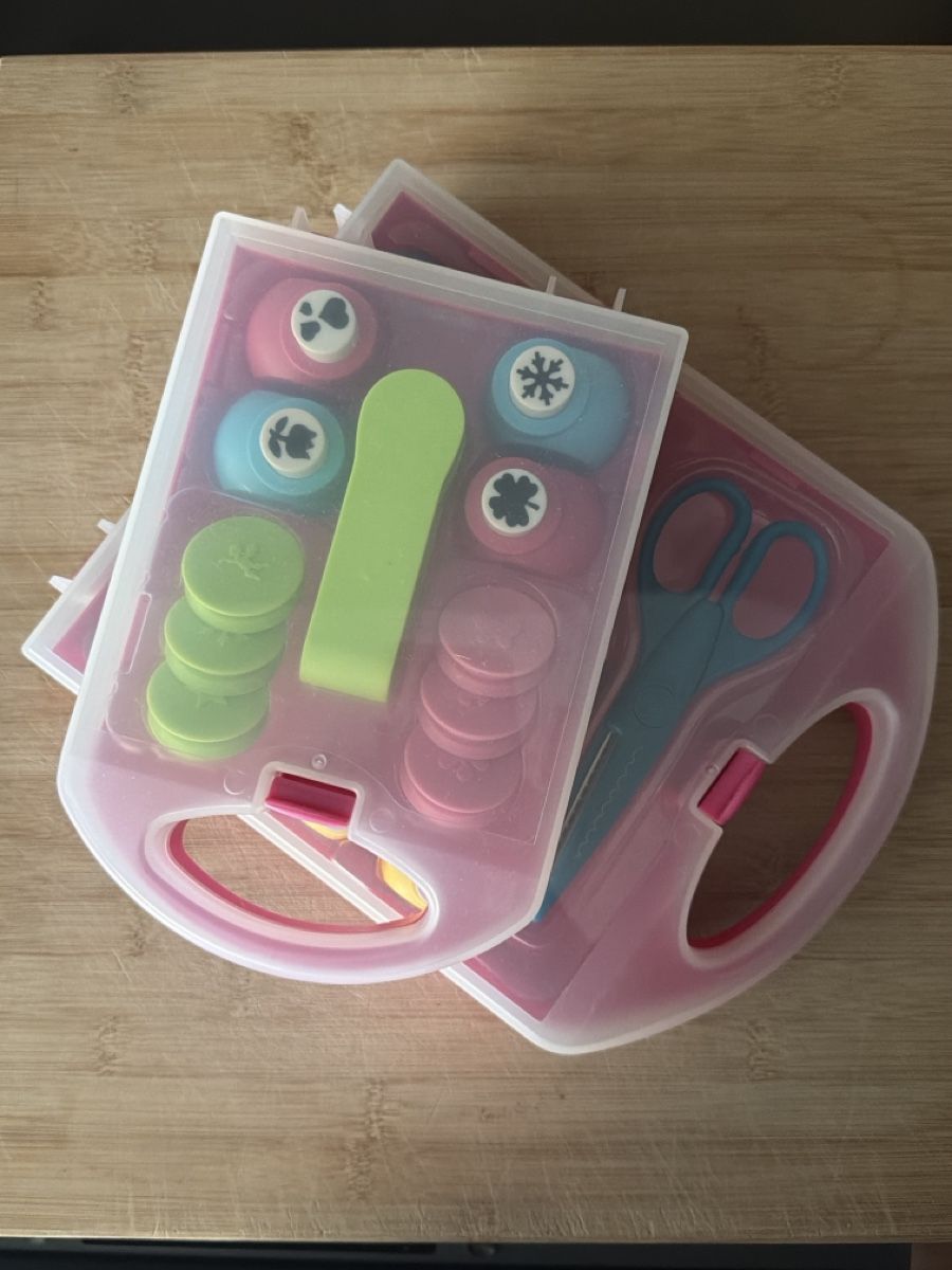 Bastelsets: Craft Punch/Stamp Set with Scissors, almost new – Gebraucht aus Montreux von TStudio