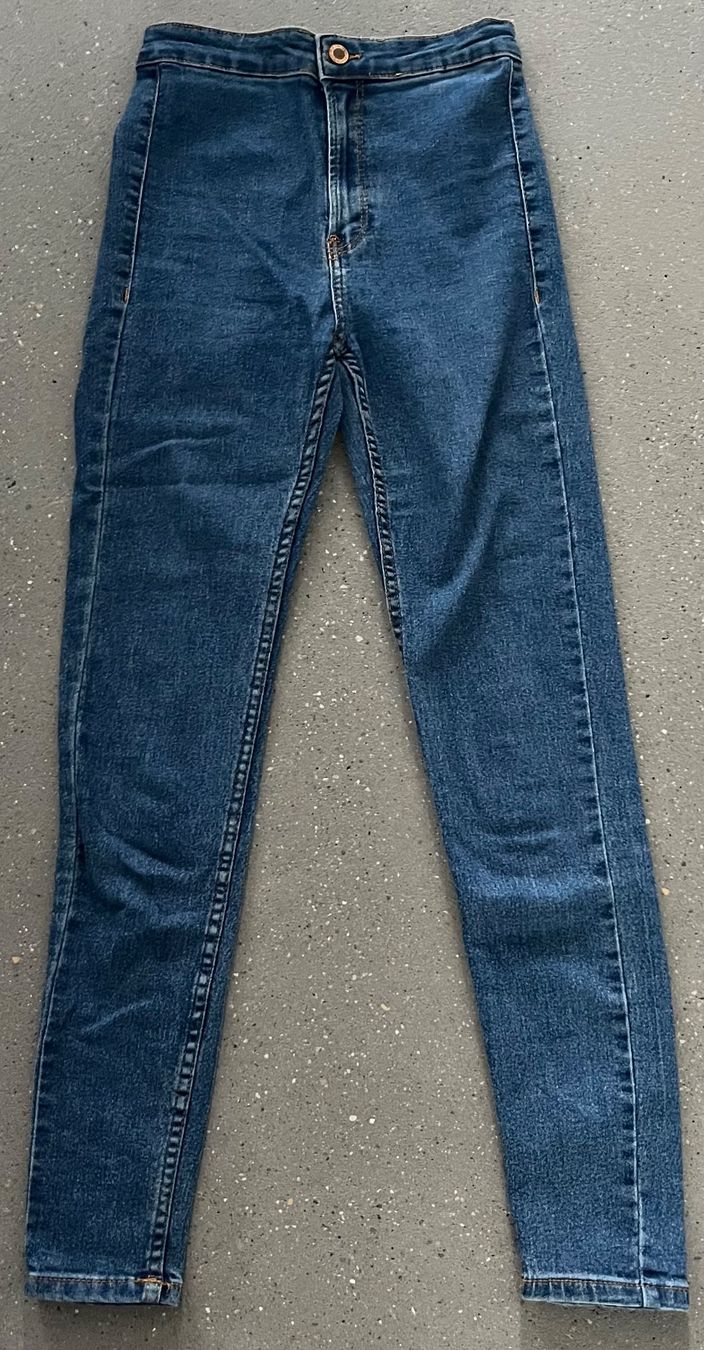 Bershka Jeans: Jeans dunkelblau – Usato da Möhlin venduto da eny_lsk7