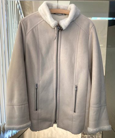 Veste effet daim beige avec doublure fourrure blanche
