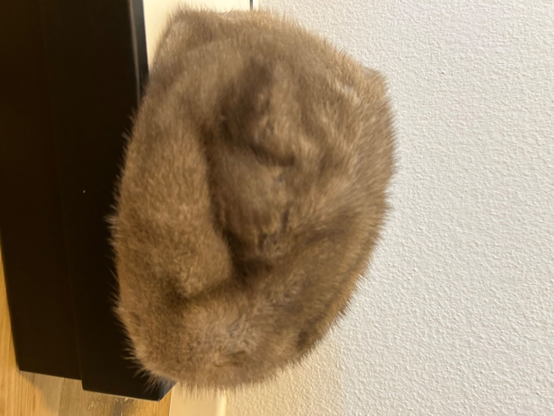 Copricapi, berretti & cappellini: EXCLUSIVE LUX FELLMUTZE MUTZE Hat White/Grey Fur each – Usato da Zürich venduto da sel_tvq7 3