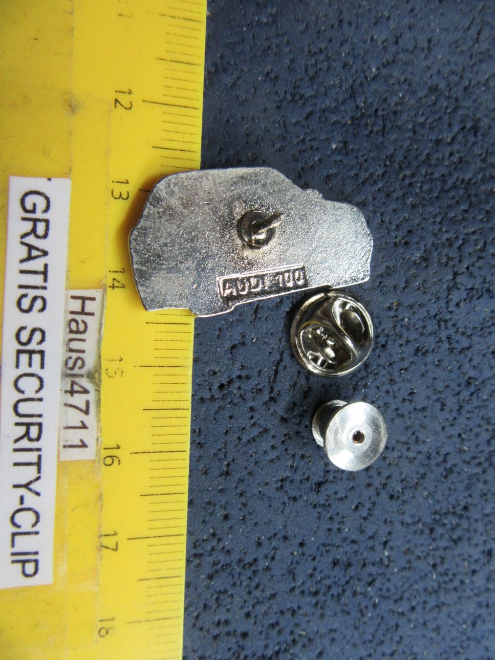Audi Placchette & Badge: AUDI 100 AUTO PIN ENAMEL GESTEMPELT MIT SECURITY-CLIP – Usato da Ettingen venduto da Hausi4711 1