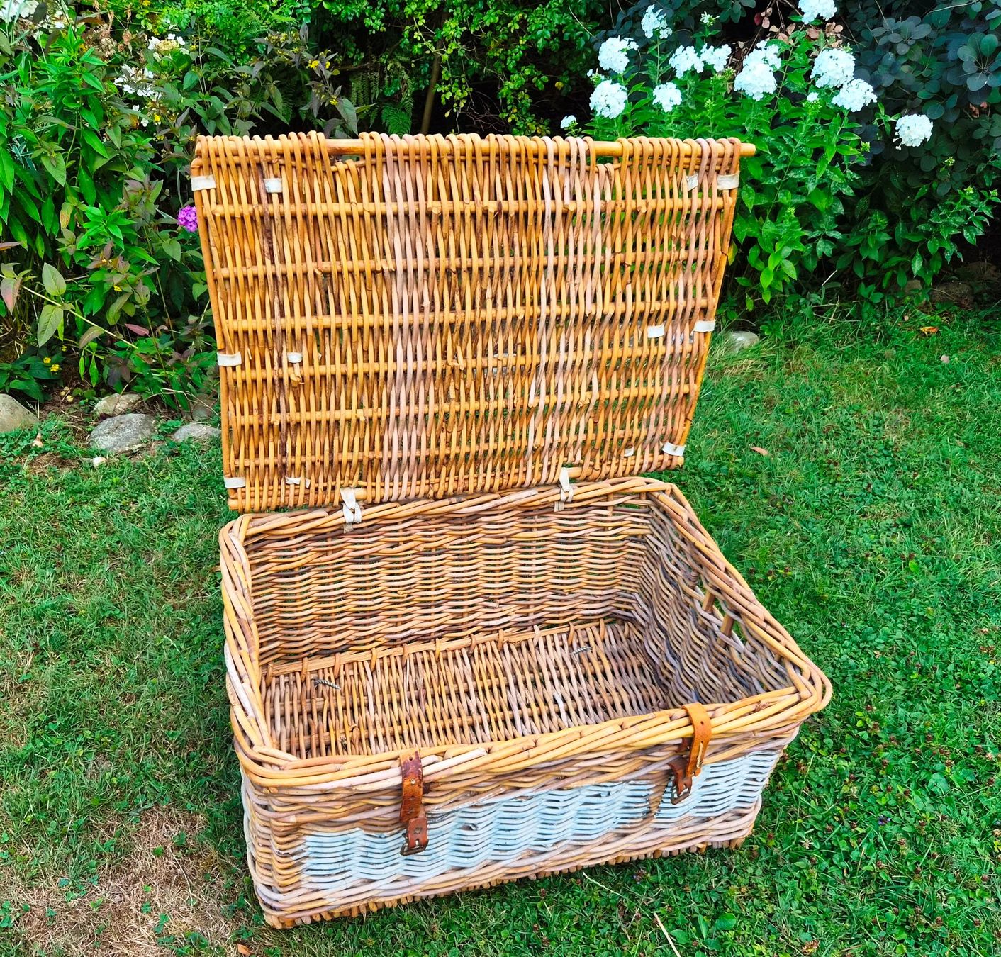 Sonstiges für Haushalt & Wohnen: Große Vintage Weidentruhe / Wäschekorb "LAUNDRY" – Gebraucht aus Zürich von Primanoctis 1