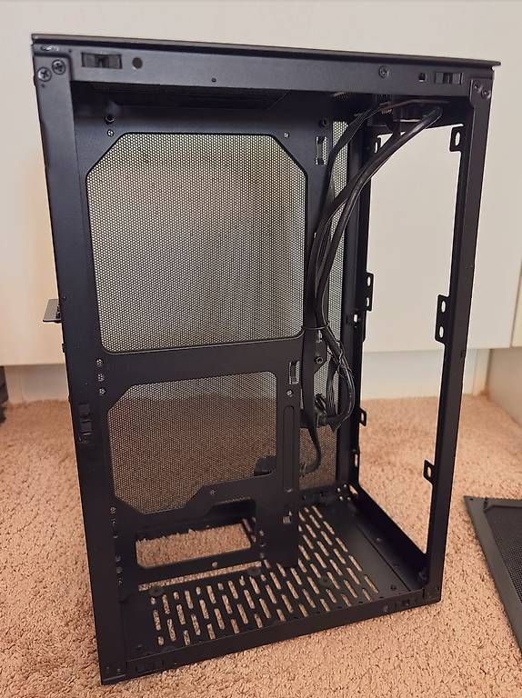 Custodie: Ssupd Meshlicious Mini-ITX PC CASE Black + PCI Riser 4.0 – Usato da Lausanne venduto da guestudio 4