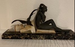 Alte Art Deco Figur, Dame mit Vogel auf Marmorsockel 52