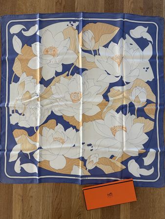Hermès Paris Carré 90 «Fleurs de Lotus»