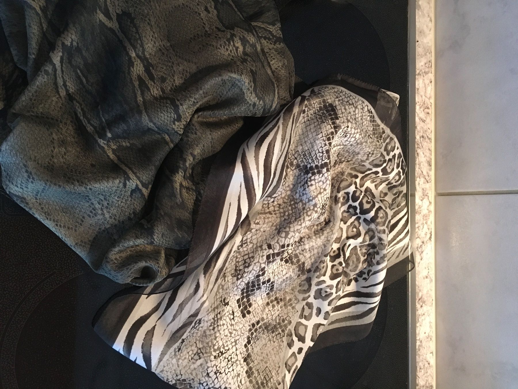 Foulard & Sciarpe: Zwei Chiffonschals 155/38 cm Schlangenmuster – Usato da Oberwil BL venduto da elk_wf5x