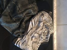 Zwei Chiffonschals 155/38 cm Schlangenmuster