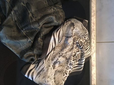Zwei Chiffonschals 155/38 cm Schlangenmuster
