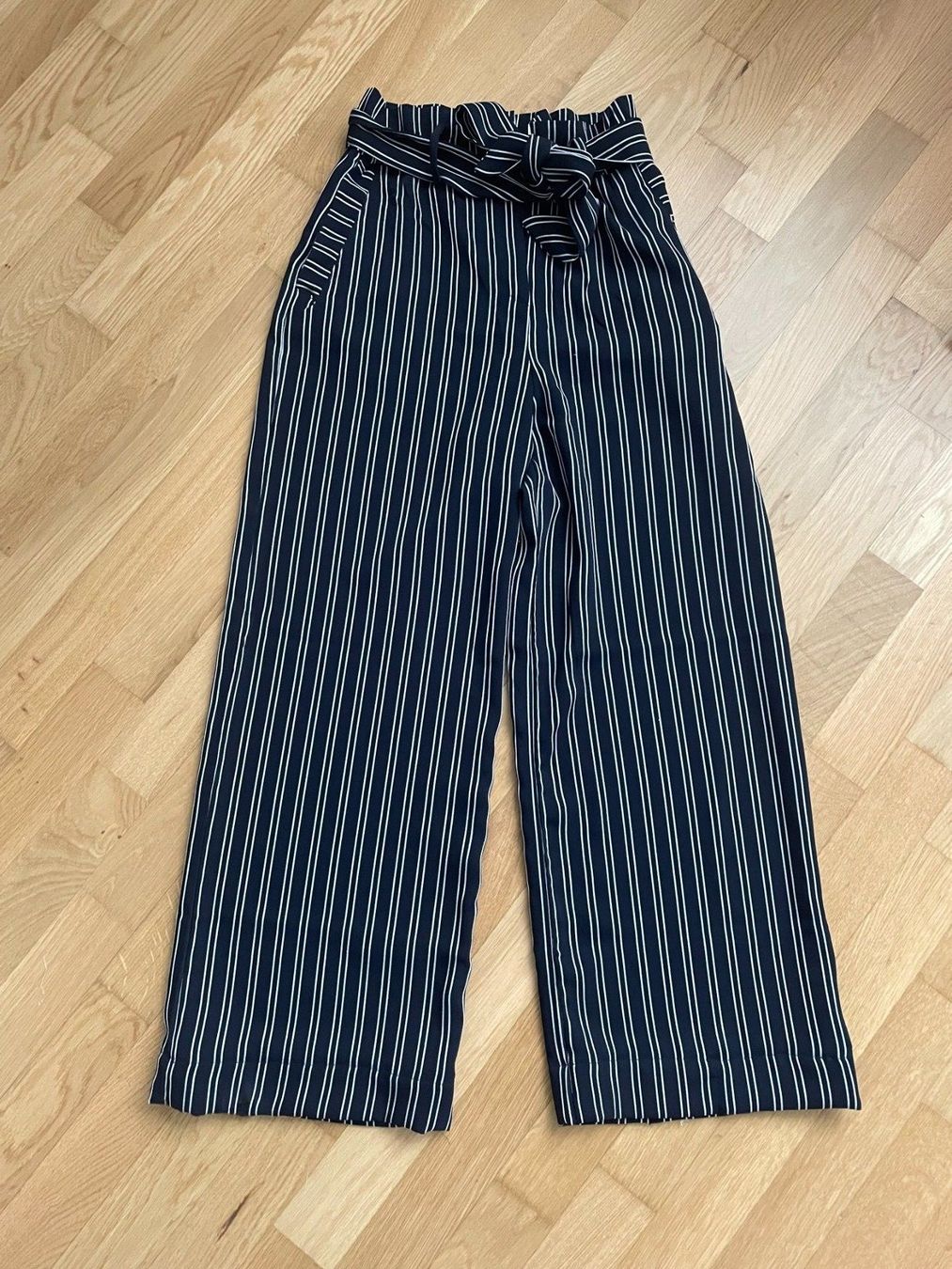 Pantalons: luftige Stoffhose Gr. 34 – D'occasion à Wil SG par Miwil