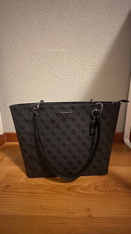 Taschen für Damen: Grosse Guess Tasche  – Gebraucht aus Berg SG von ACDS