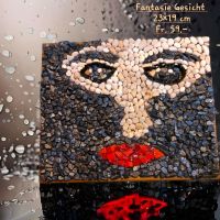 Lustiges Fantasie Gesicht Mosaik auf Echtholz