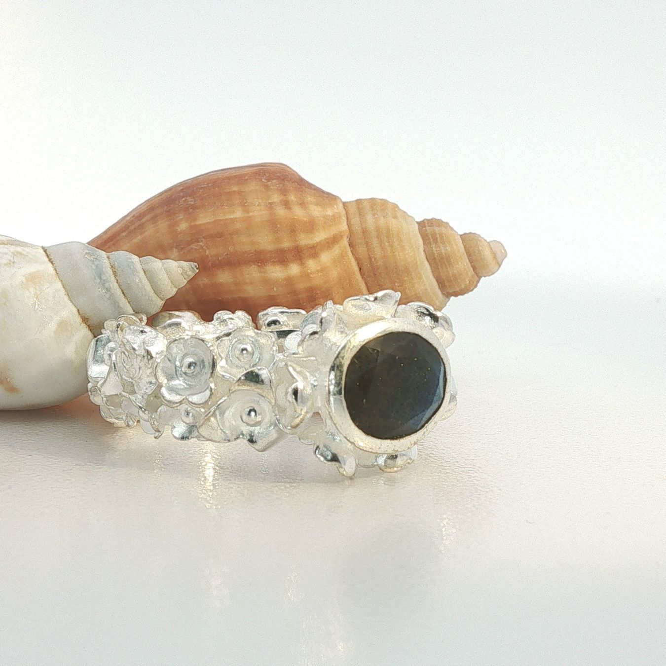 Olga Ribler Anelli: Statement Blumen Ring mit Labradorit – Grösse 60 – Nuovo (secondo la descrizione) da Luzern venduto da Schmuckoutlet 1