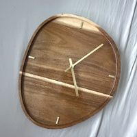 Moderne Wanduhr aus Holz