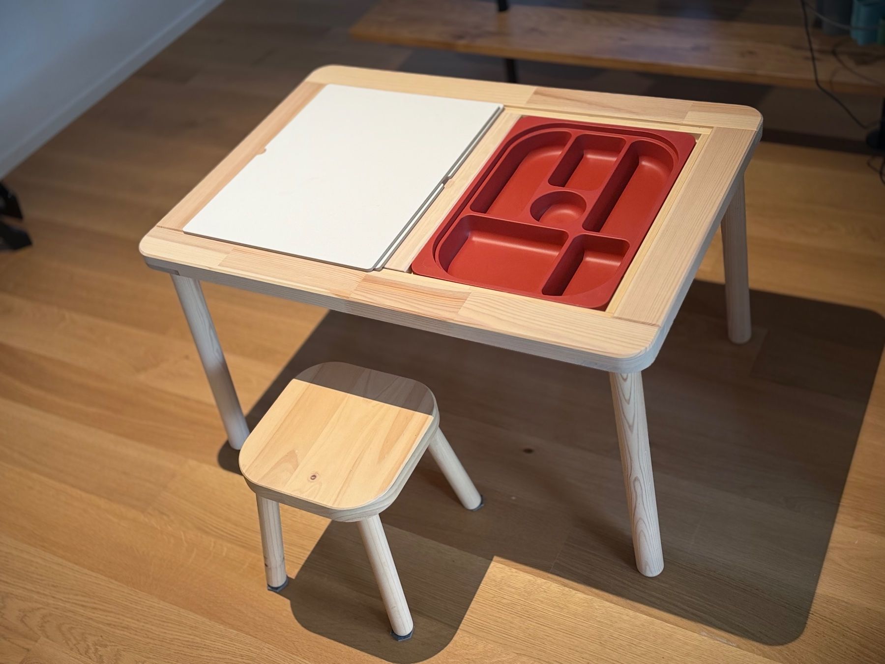 Ikea Tavoli: Kindertisch mit zwei Kinderhocker (NP CHF 110) – Usato da Meggen venduto da Freinhard 1