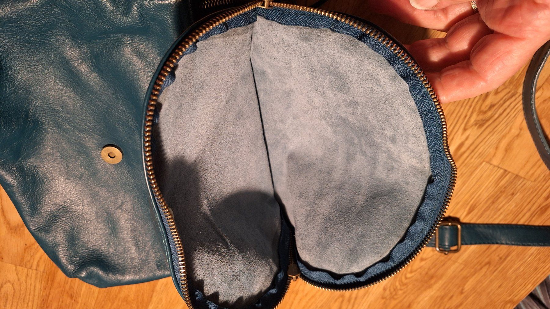 Borse da donna: ANOKI  ,Paris ,umhänge Tasche Leder Petrol – Usato da Dornach venduto da majo8689 9