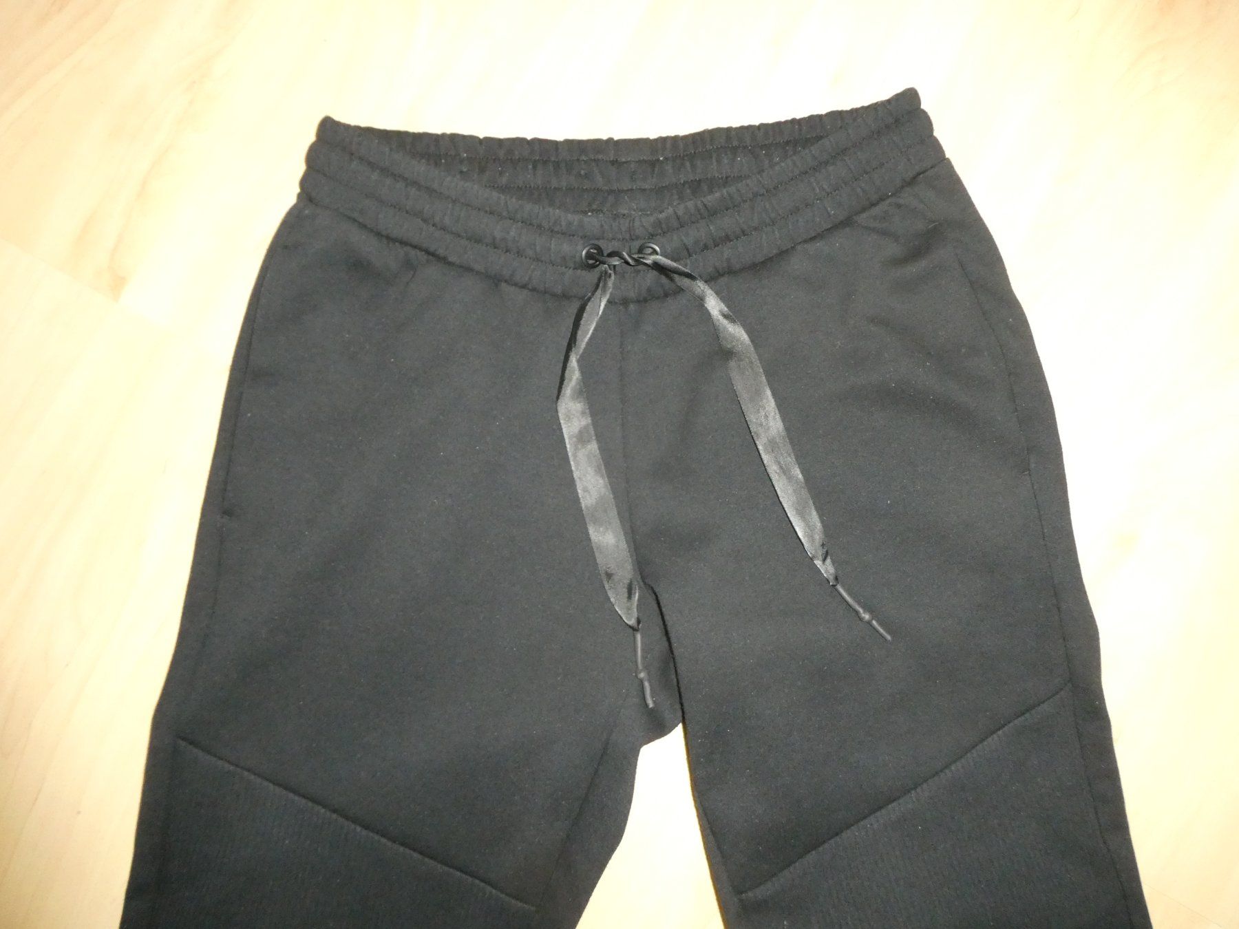 Pantaloni: Schwarze Trainingshose Gr. M – Usato da Mels venduto da KOSL