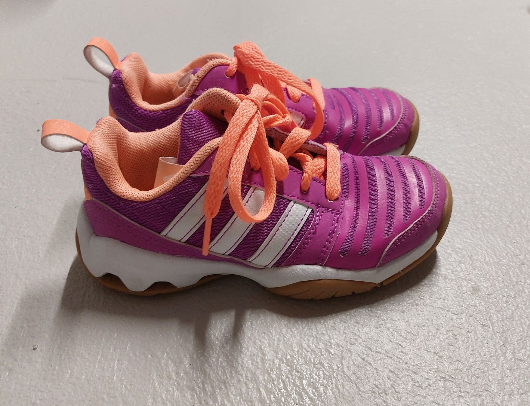 Adidas Scarpe per ragazze: Adidas Hallenturnschuhe Grösse 28 – Usato da Hefenhofen venduto da mar_pm5k 1