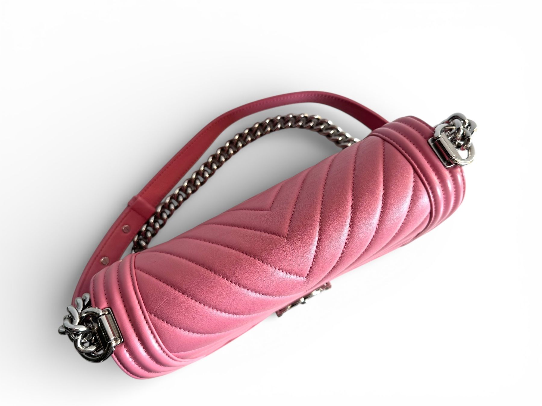 Chanel Taschen für Damen: CHANEL Lambskin Chevron Quilted Medium Boy Flap Tasche – Gebraucht aus Kriens von hannaandkiko 4