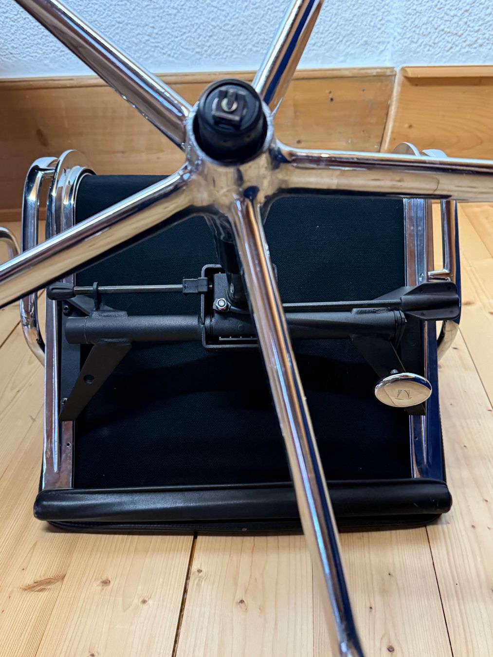 Vitra Sedie: Charles & Ray Eames Office Chair EA217 – Usato da Basel venduto da Nadelberg 5