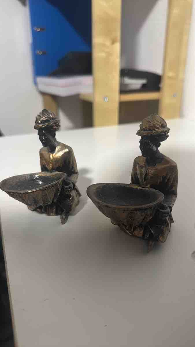 Figuren: Figurfiguren Paar mit Schale Bronze Optik – Gebraucht aus Suhr von meh_787n
