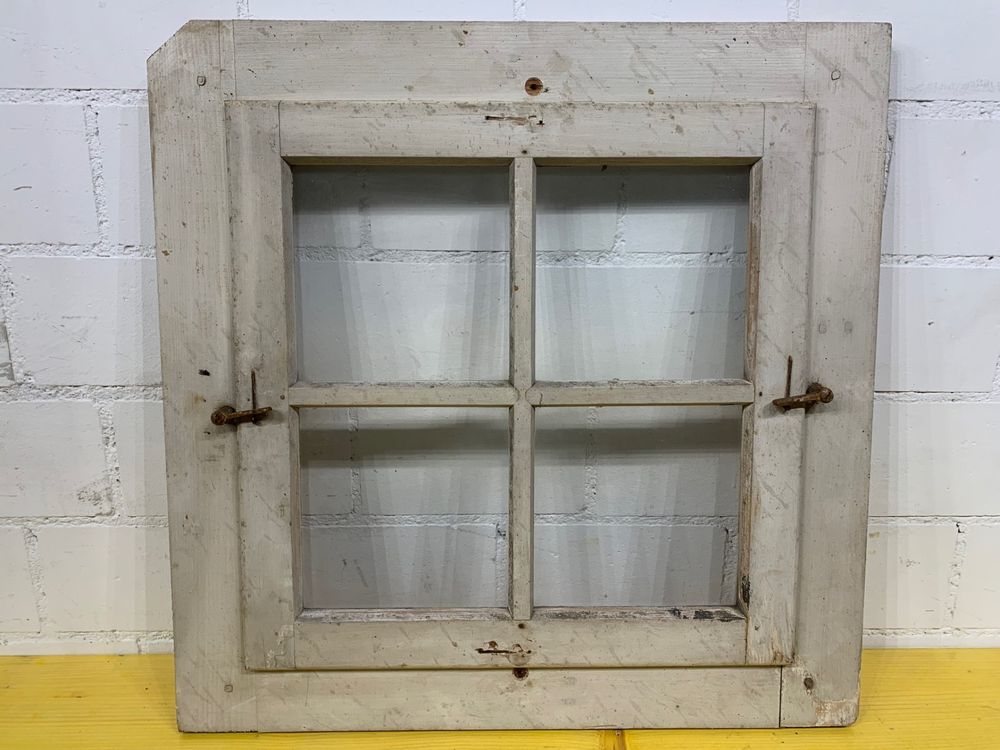 Kleines, altes Holzfenster mit Rahmen und Patina Kaufen auf Ricardo
