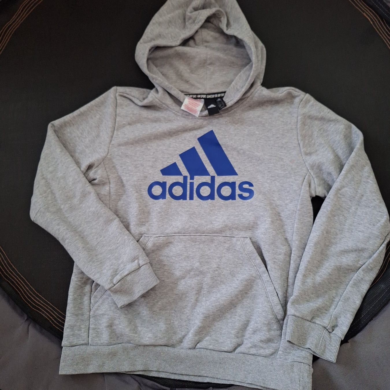 Adidas Maglioni & Felpe: Grauer Adidas Kapuzenpullover Gr. 152 / 11-12 J. – Nuovo (secondo la descrizione) da Hettenschwil venduto da Schneuggi2