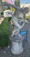 Statue discobole en pierre patinée, base pilier, jardin