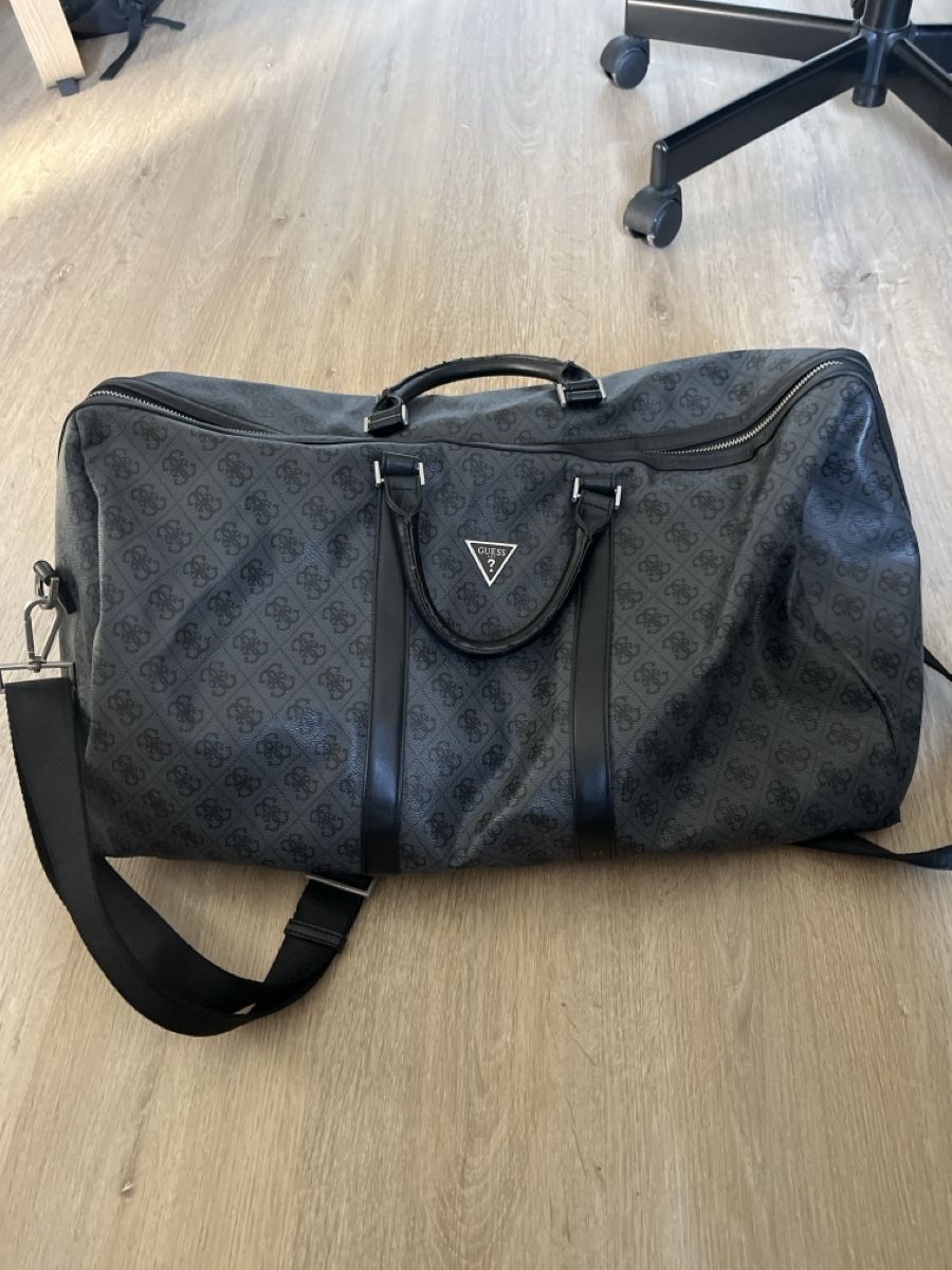 Guess Borse: Guess Duffle Bag - Stylish and Spacious Travel Essential – Usato da Schaffhausen venduto da MHDB