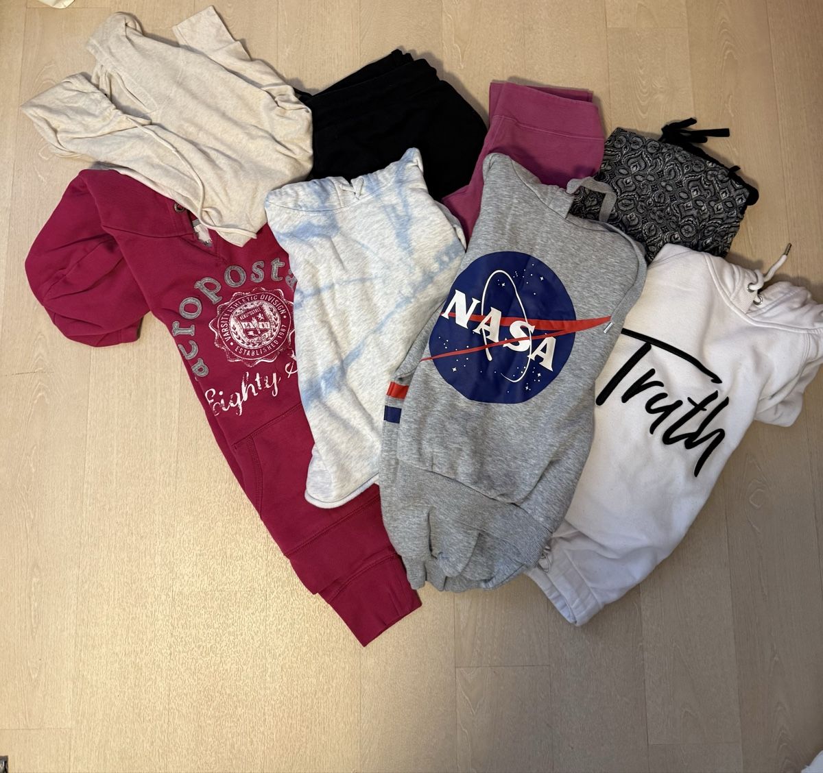 Kleiderpakete: Pullis/Sweathose-Paket Grösse M.  – Gebraucht aus Bönigen von nay_w9nv 2