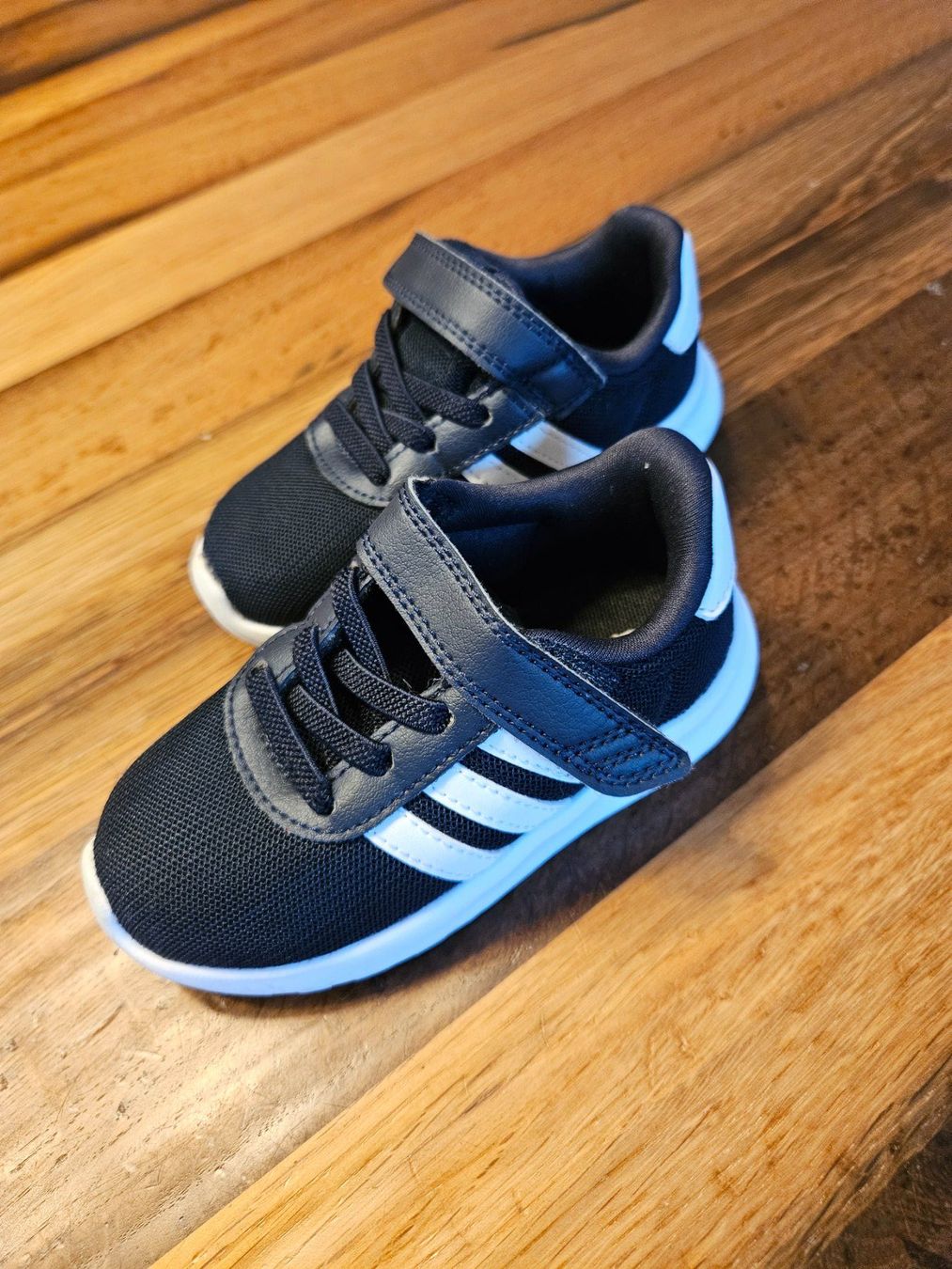 Adidas Schuhe für Jungen: Sneaker von Adidas Grösse 23 – Gebraucht aus Breitenbach von ret_d5ns 4