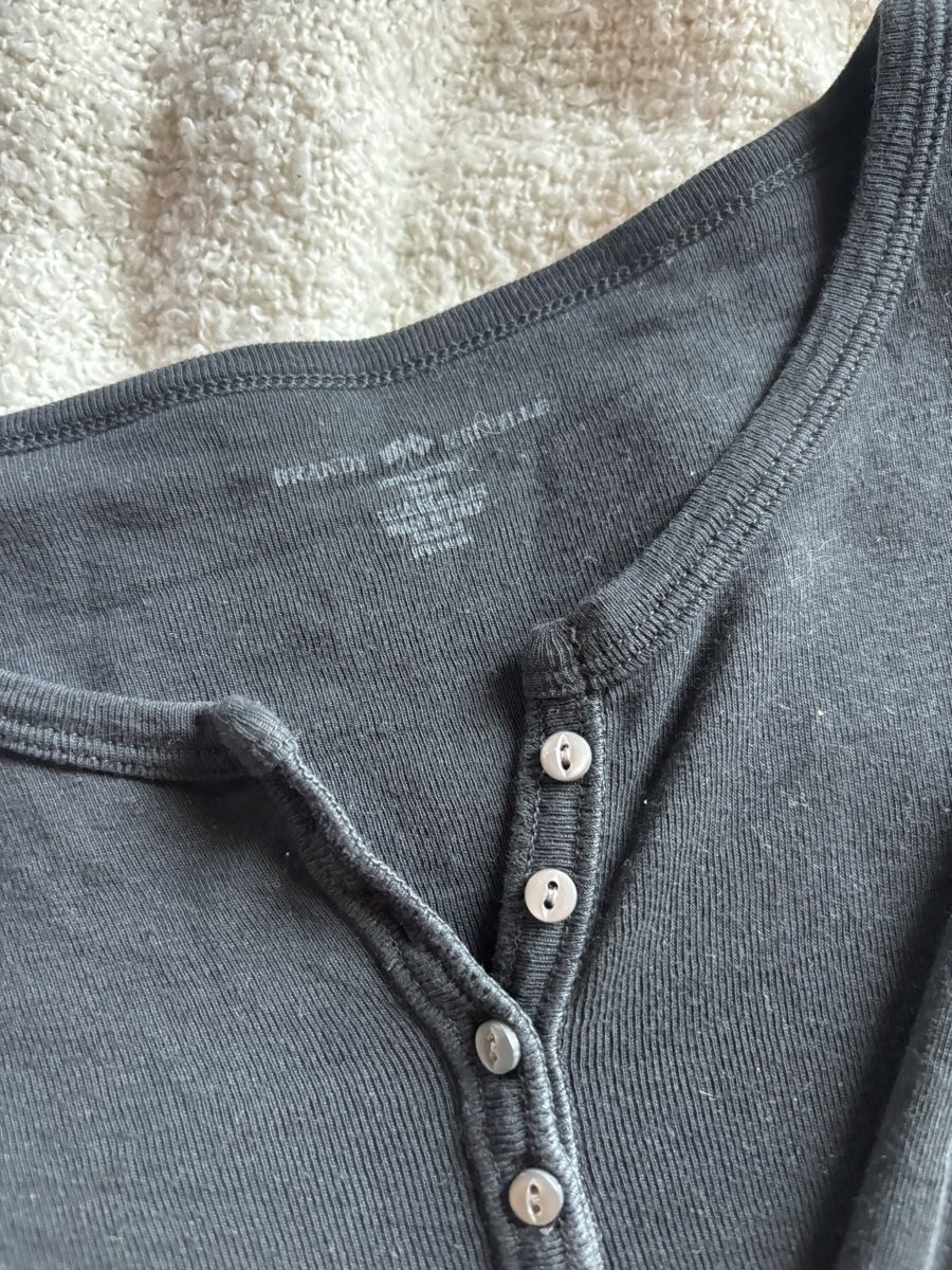 Brandy Melville Top: Brandy Melville Onesize Schwarz Henley Langarm – Nuovo (secondo la descrizione) da Willerzell venduto da cha_qk8t 1