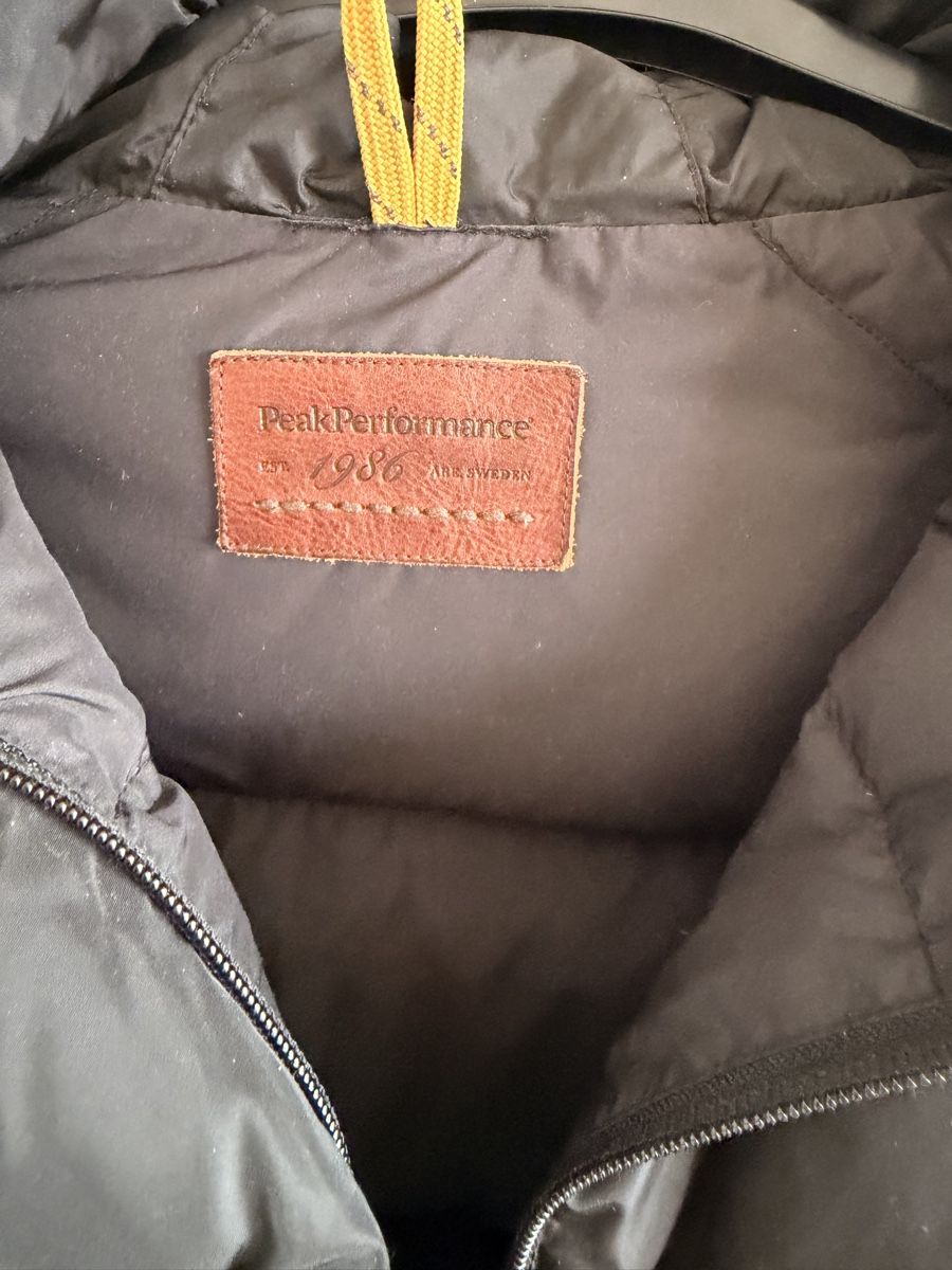 Peak Performance Giacche: Peak Performance Padded Jacket with Fur Hood. Size M – Usato da Zürich venduto da Vikkinikki 3
