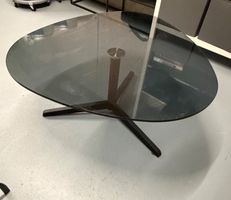 Moderner Glas-Salontisch mit schwarzer Glasplatte – elegante
