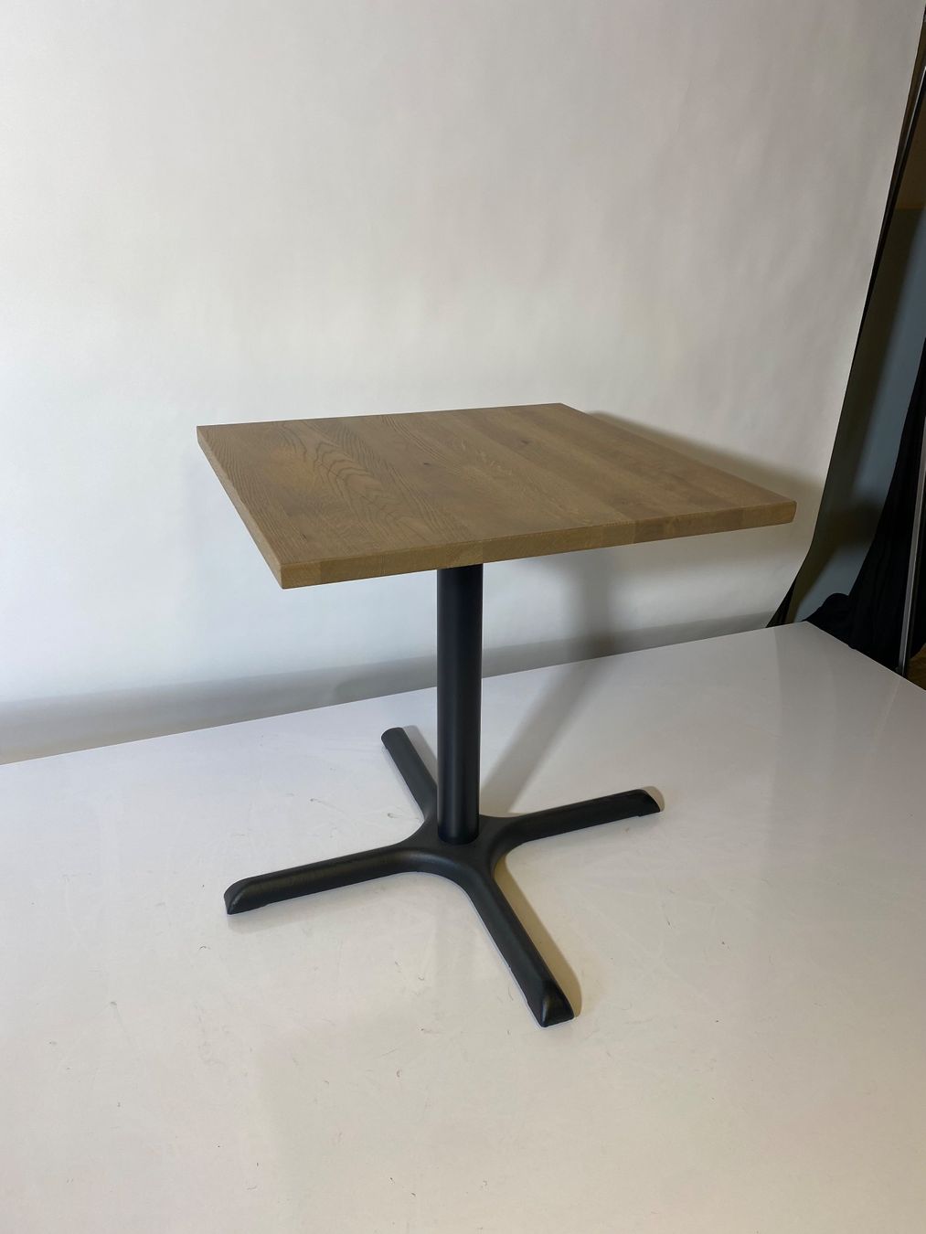 Tavoli: Tisch Eiche Quadratisch Metallfuss – Usato da Otelfingen venduto da dekor01