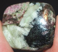 Cabochon L-669 – Eudialyt – 24,5x22mm