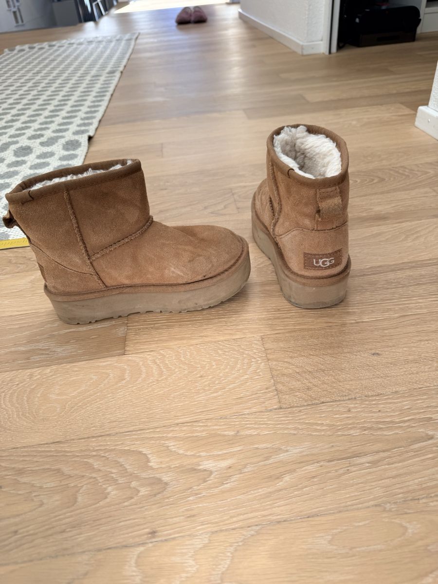 Ugg Scarpe per ragazzi: Kinder Ugg Boots – Usato da Buchrain venduto da Ice_and_Cream